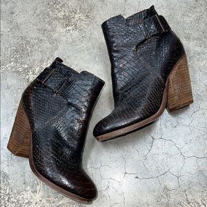 Modern Vintage Black Ankle Boots with Textured Leather and Chunky Heel